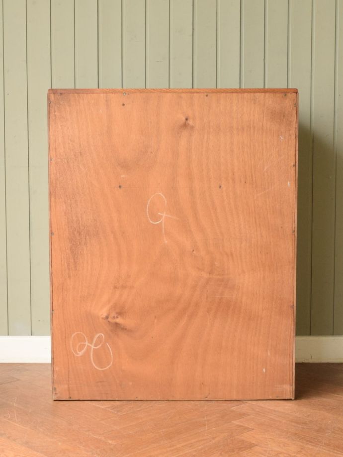 G-PLANのチェストの後ろ姿