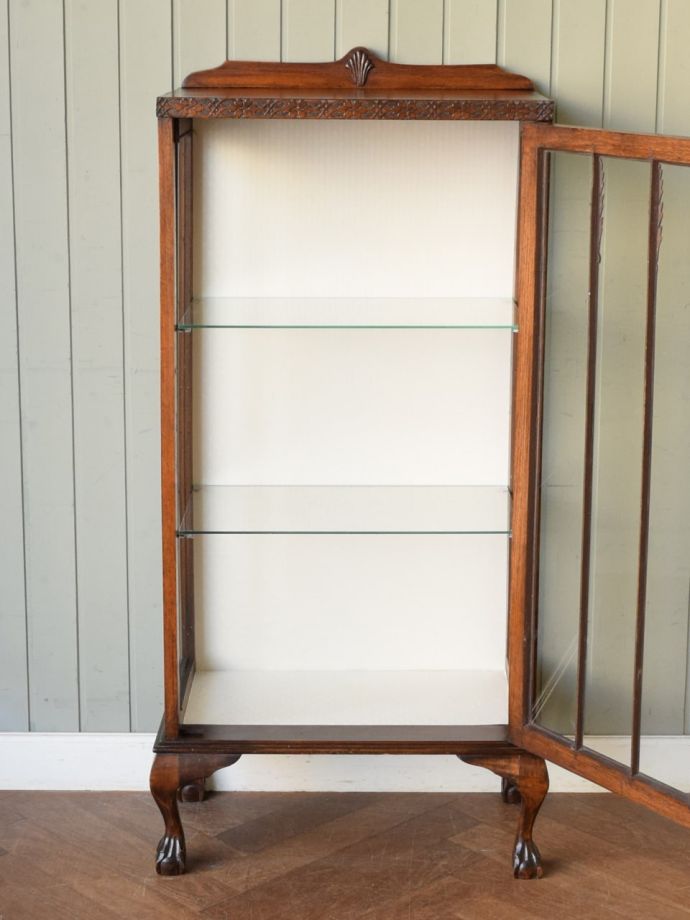 ガラスキャビネットの扉の中