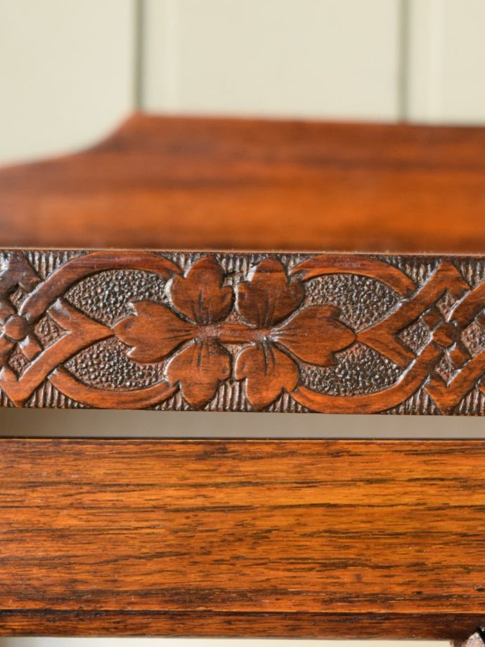 英国アンティーク家具らしい彫