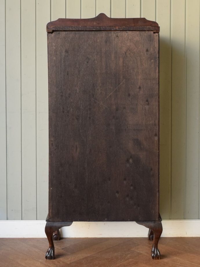 キャビネットの後ろ姿