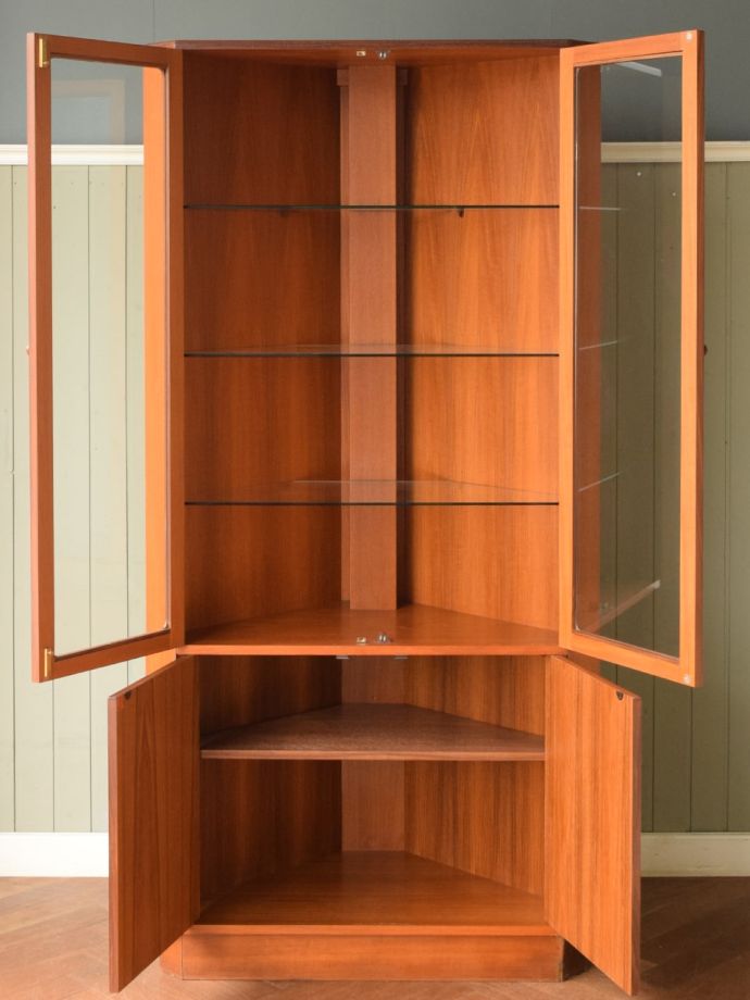 ビンテージキャビネットの扉の中