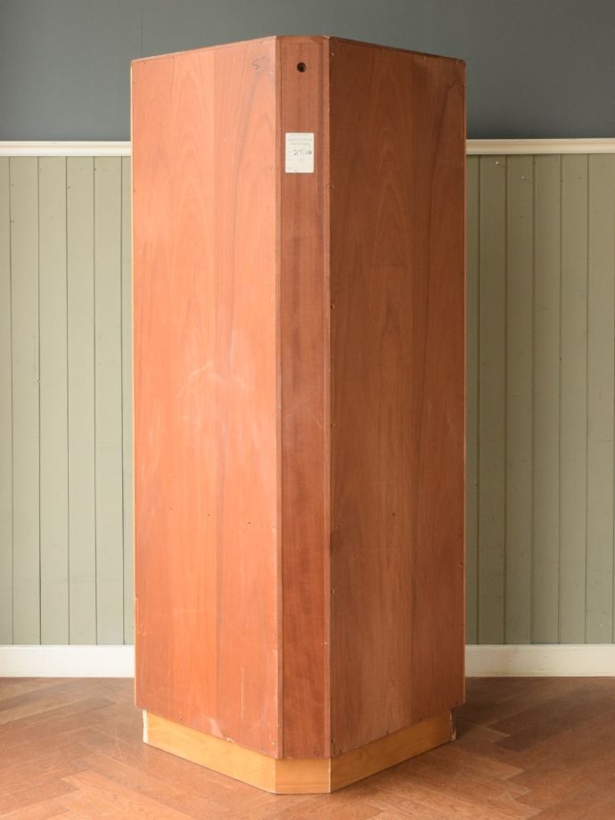 キャビネットの裏側