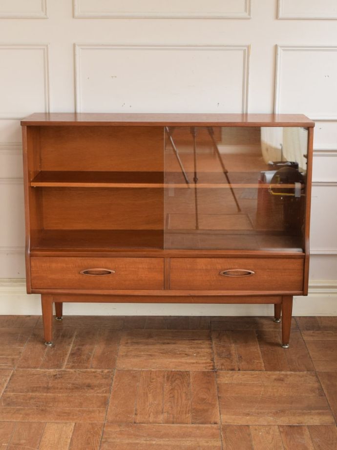 ヴィンテージキャビネットの扉の中