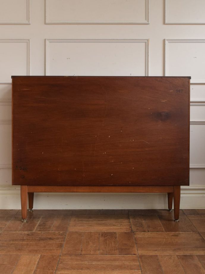 キャビネットの後ろ姿