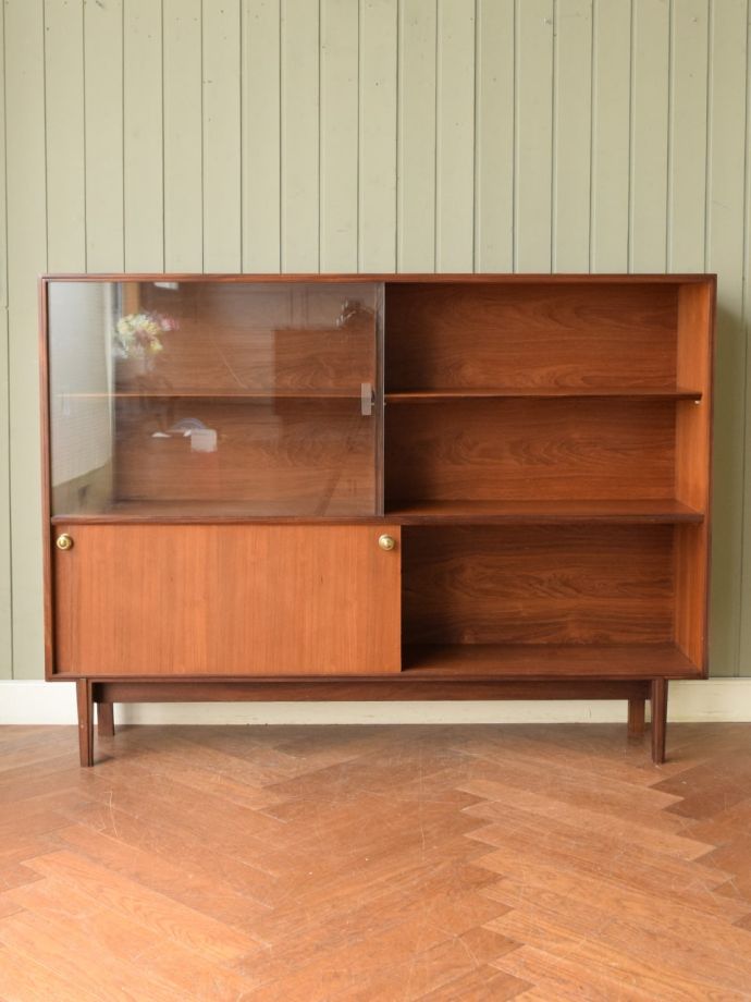 ヴィンテージキャビネットの扉の中