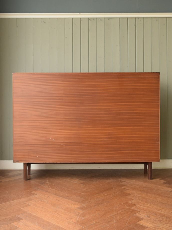 キャビネットの後ろ姿