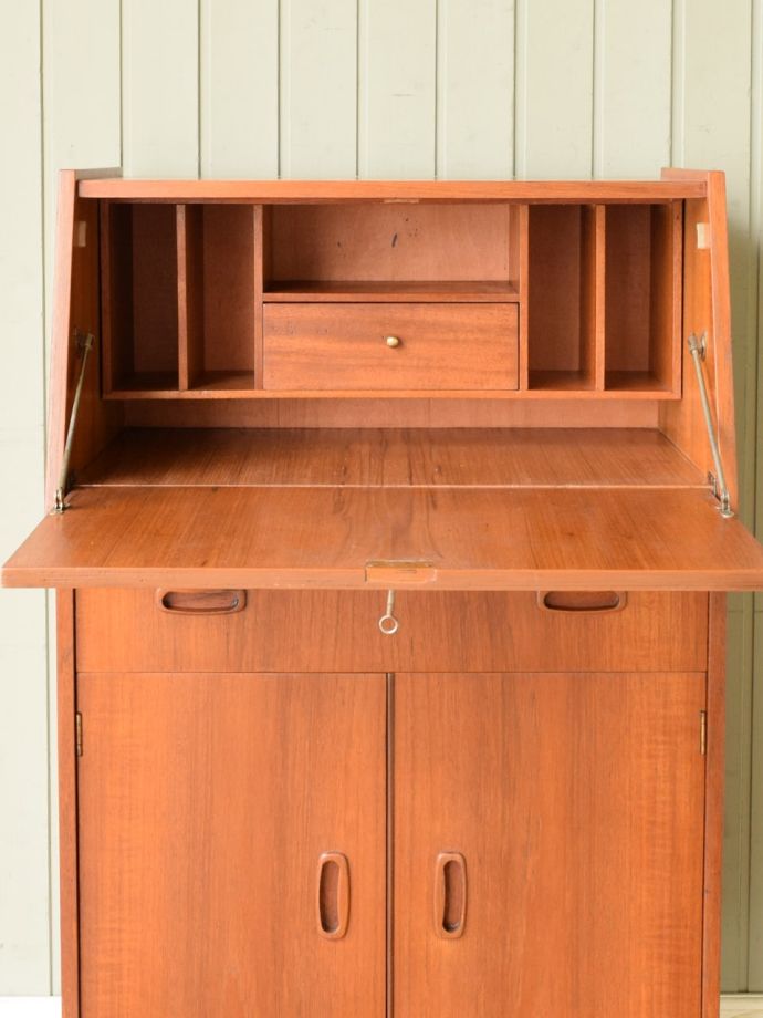 ビューローの扉の中