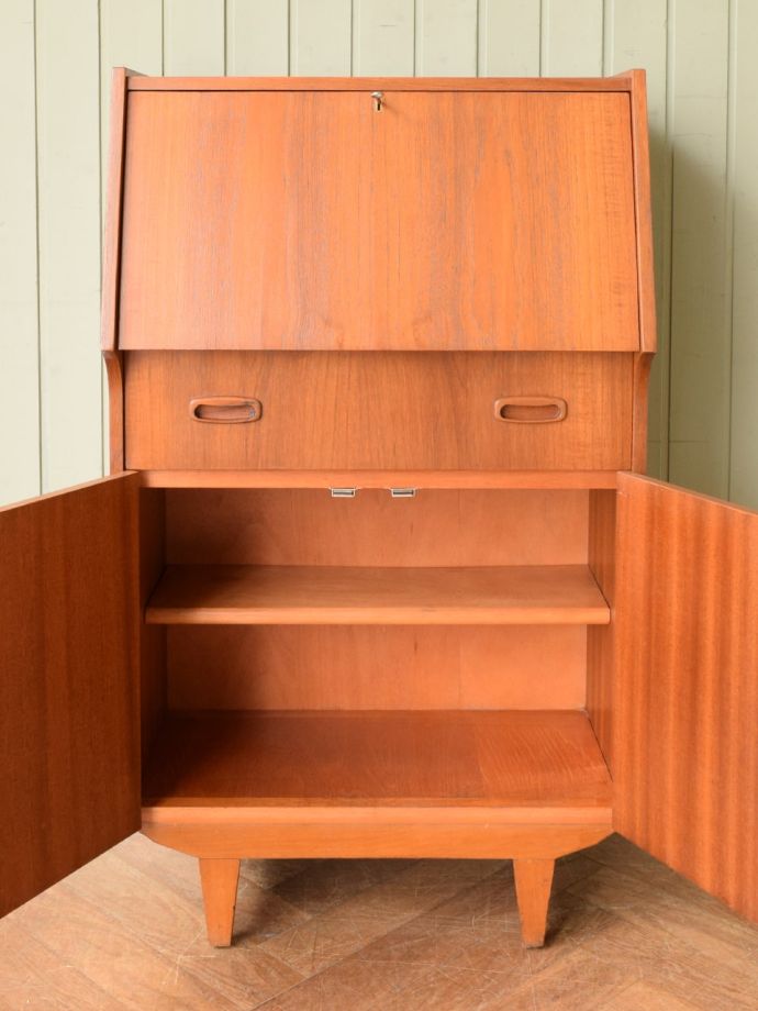 ビューローの扉の中