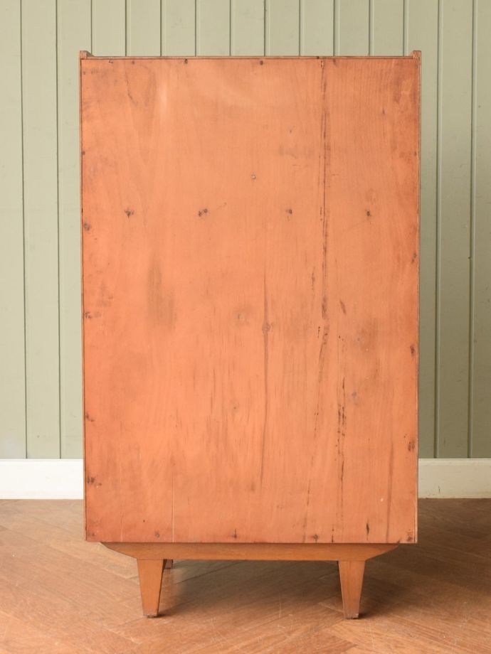 キャビネットの後ろ姿