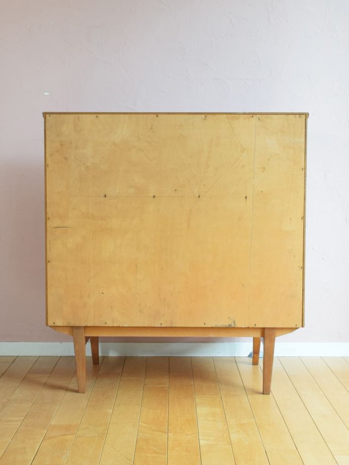 キャビネットの後ろ姿