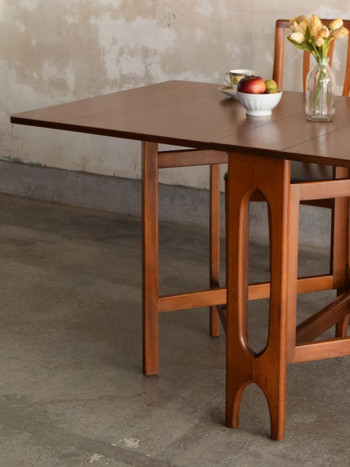 伸長式のおしゃれなアンティークテーブル