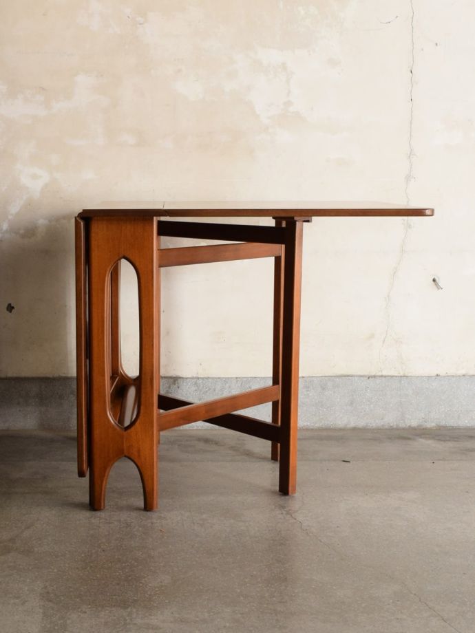 片足を開いた折り畳みテーブル