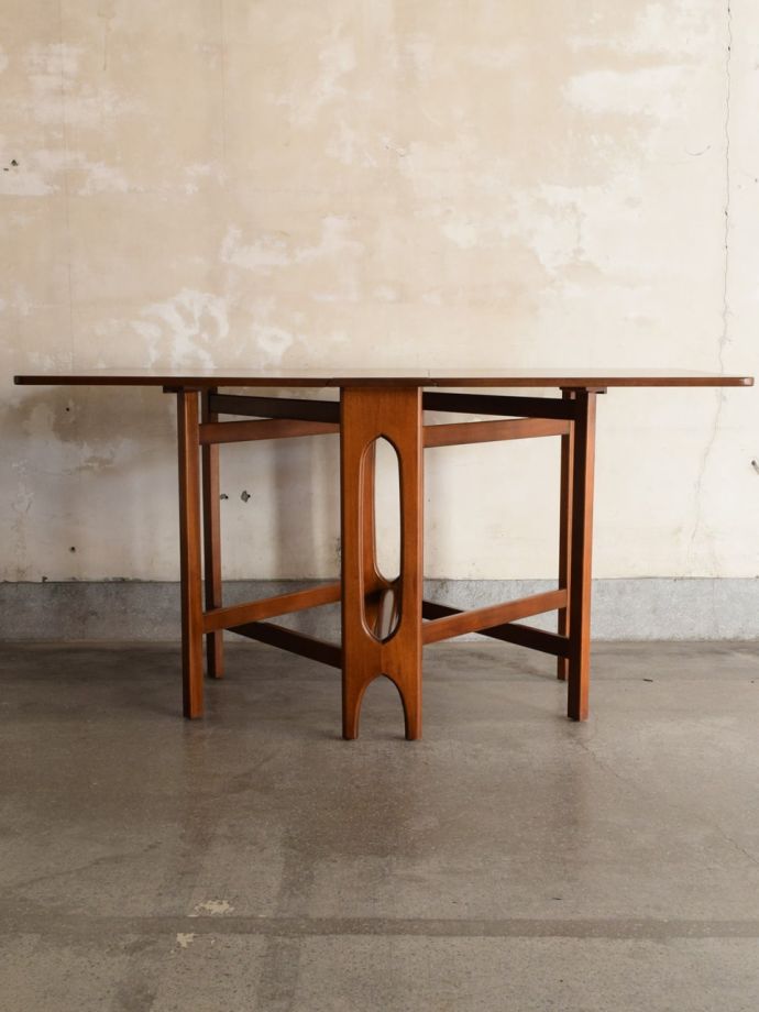 両足を広げた折り畳み式テーブル