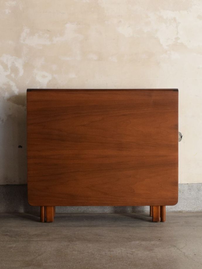 畳んだ時のゲートレッグテーブル