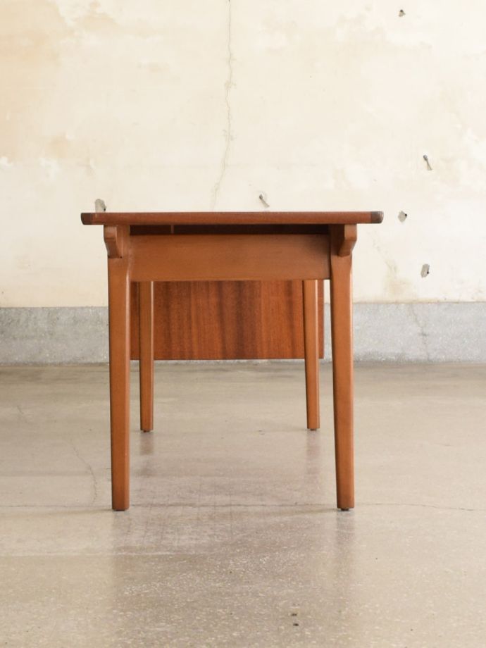 コーヒーテーブルの側面