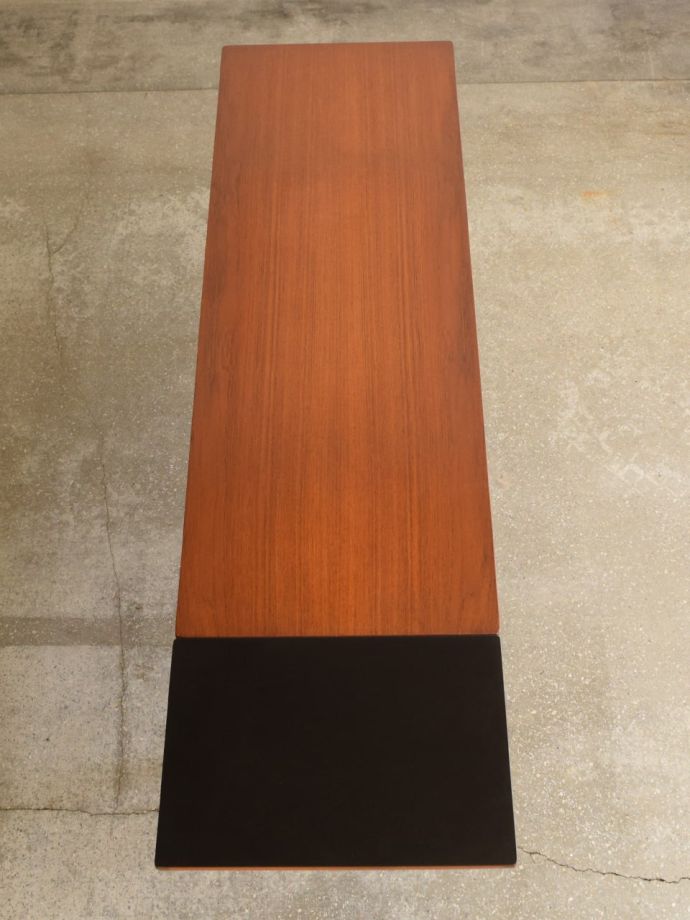 天板を広げた折り畳みテーブル