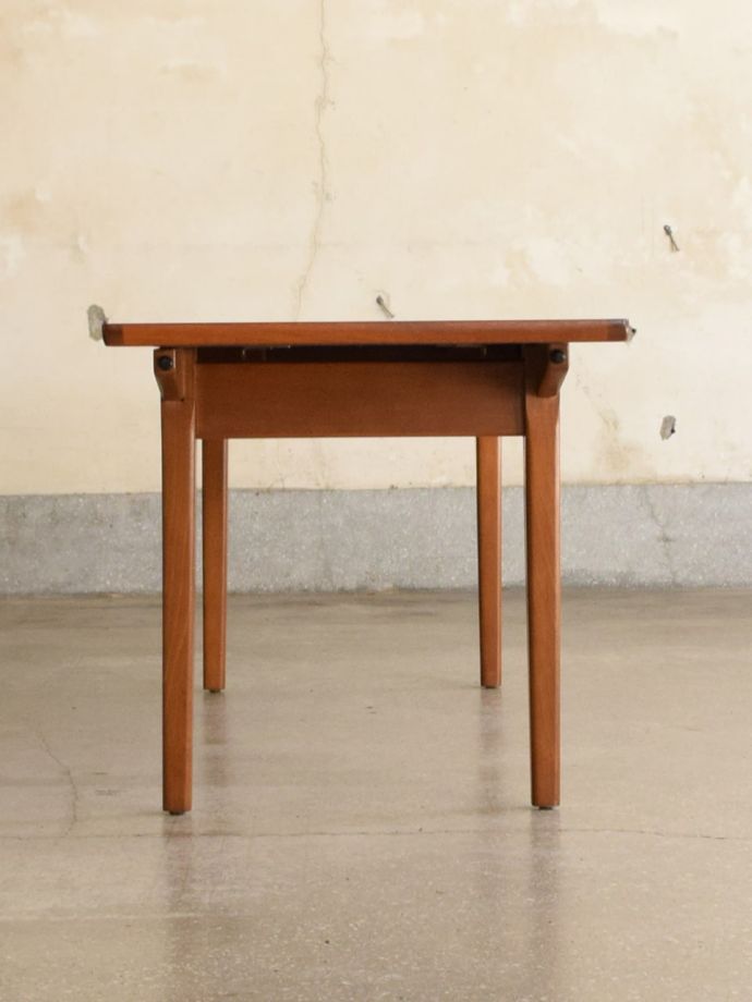 折り畳み式テーブルの開いた状態