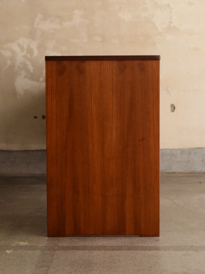 書斎デスクの側面