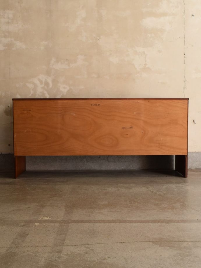 アンティークデスクの後ろ姿