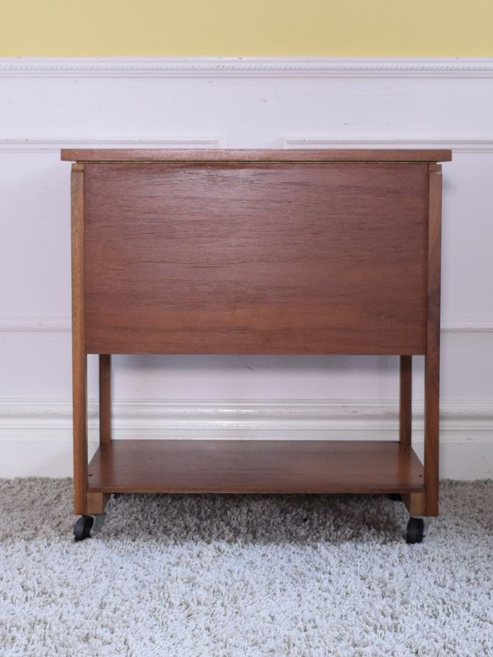 ビンテージ家具の後ろ姿