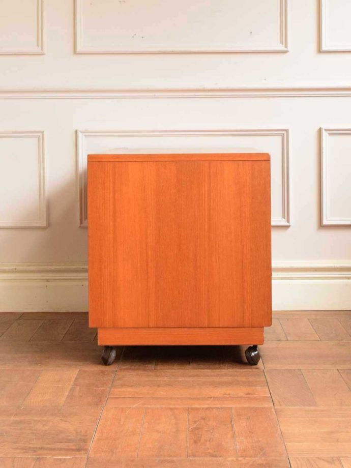 G-planのサイドボードの側面