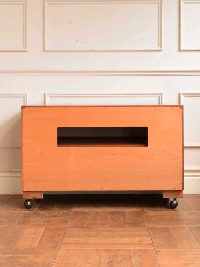 G-PLANのサイドボードの後ろ姿