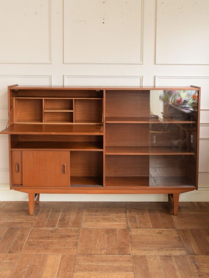 ヴィンテージキャビネットの扉の中