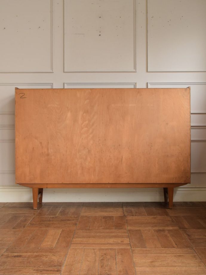 キャビネットの後ろ姿