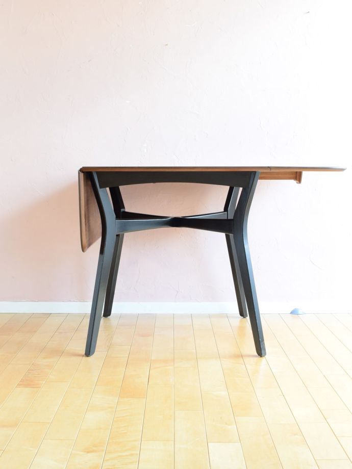 ヴィンテージ家具のダイニングテーブル