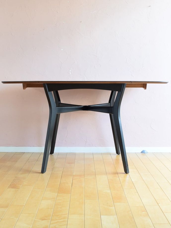 G-PLANのダイニングテーブルの側面