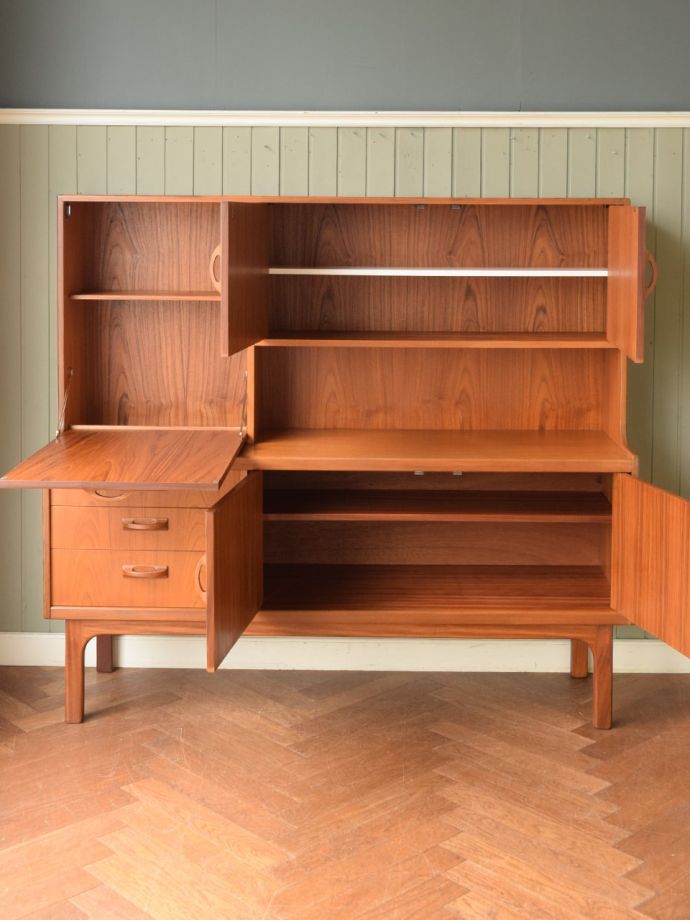 ジープランのサイドボードの扉の中