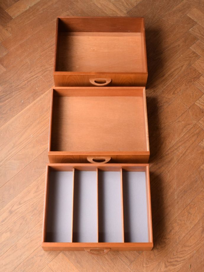 サイドボードの引き出し