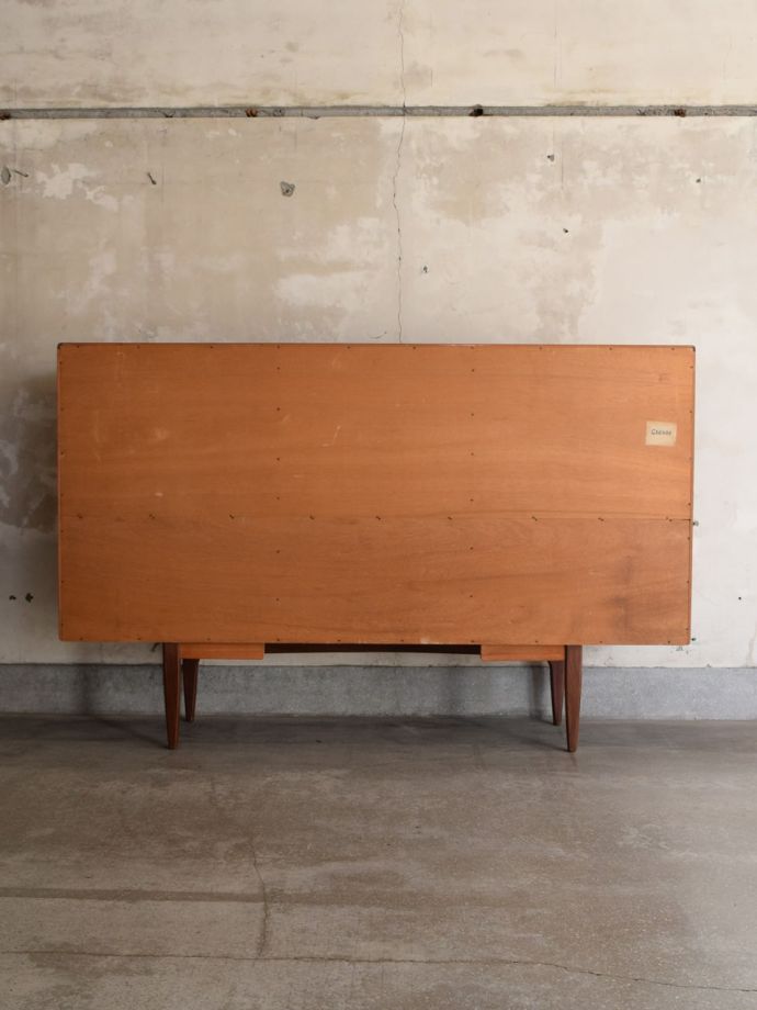 G-PLANのサイドボードの後ろ姿