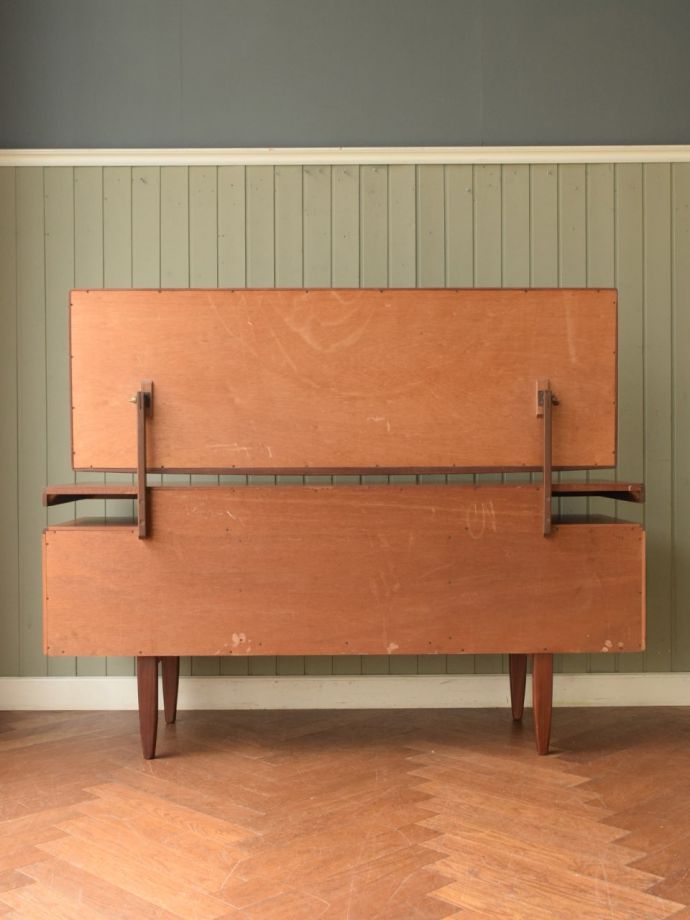 G-PLANのドレッサーの後ろ姿