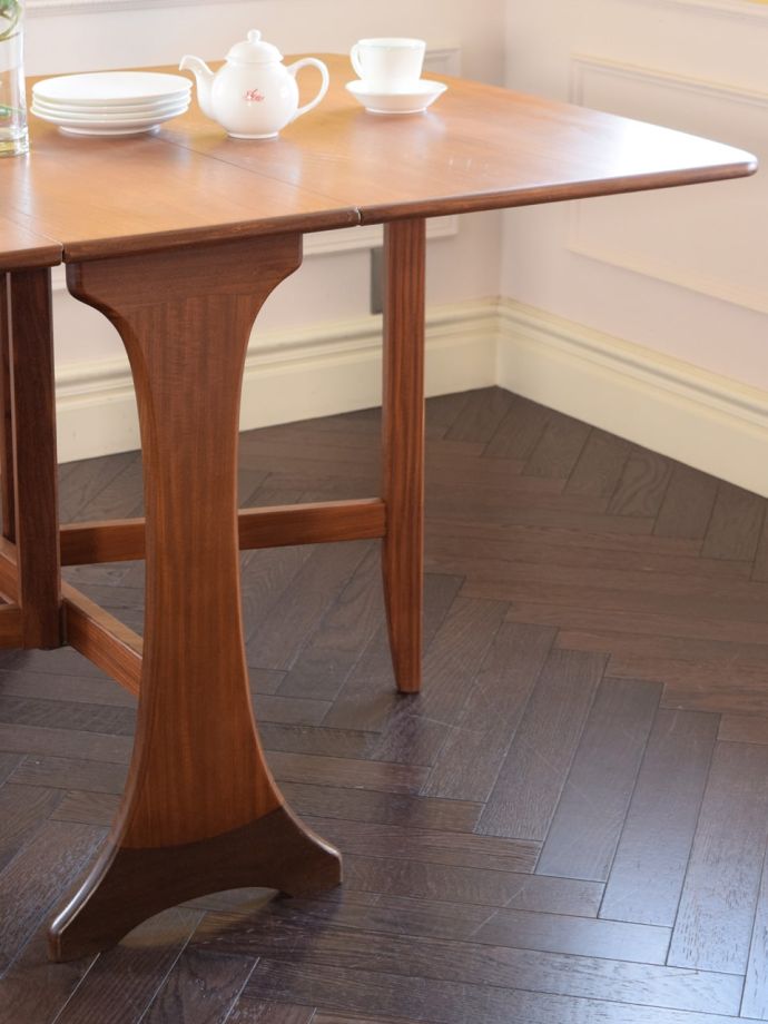 G-PLANのダイニングテーブル