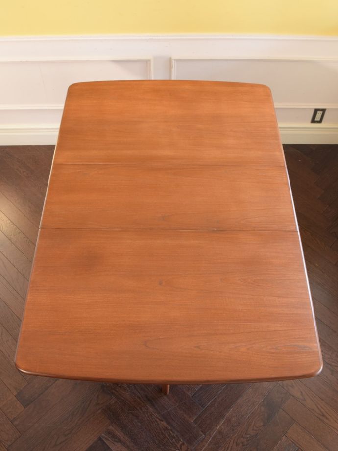 天板を広げた伸長式テーブル