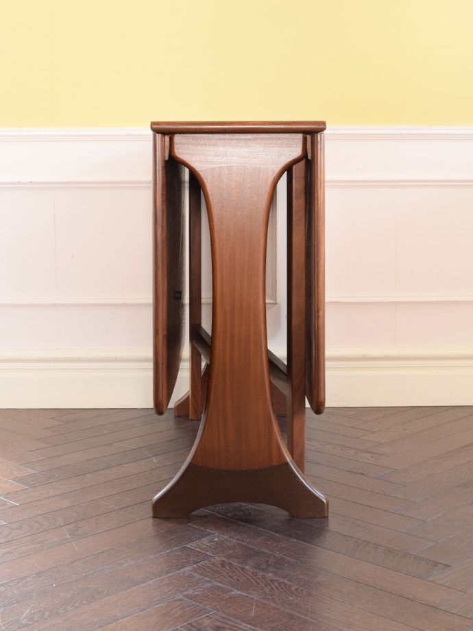 G-planのビンテージテーブルの側面