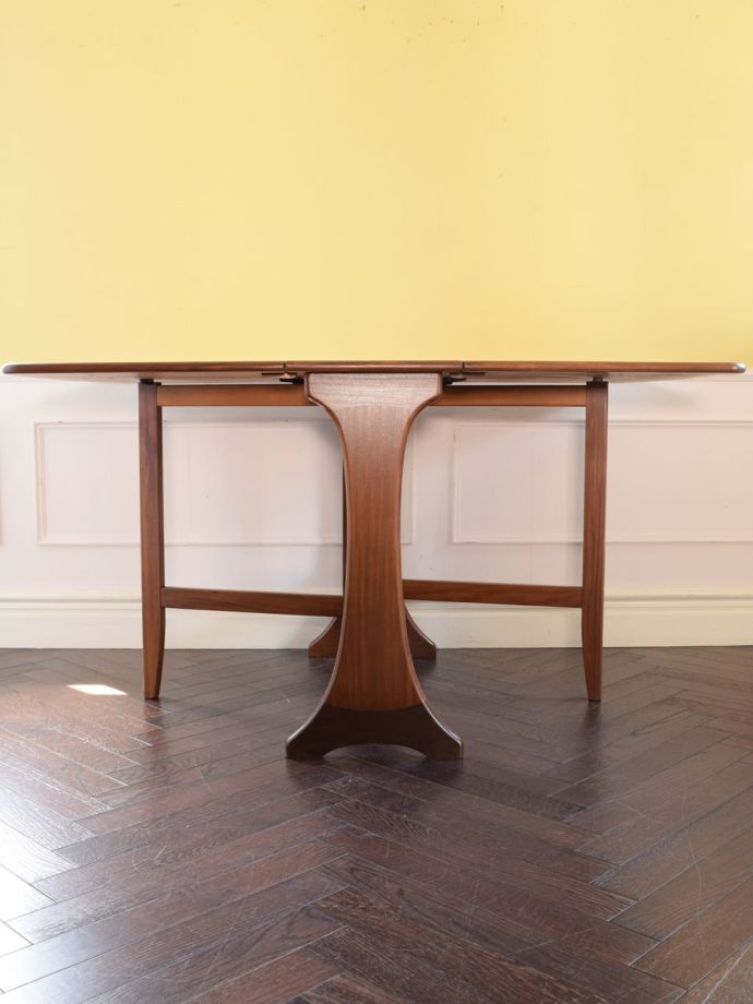 広げた伸長式テーブル