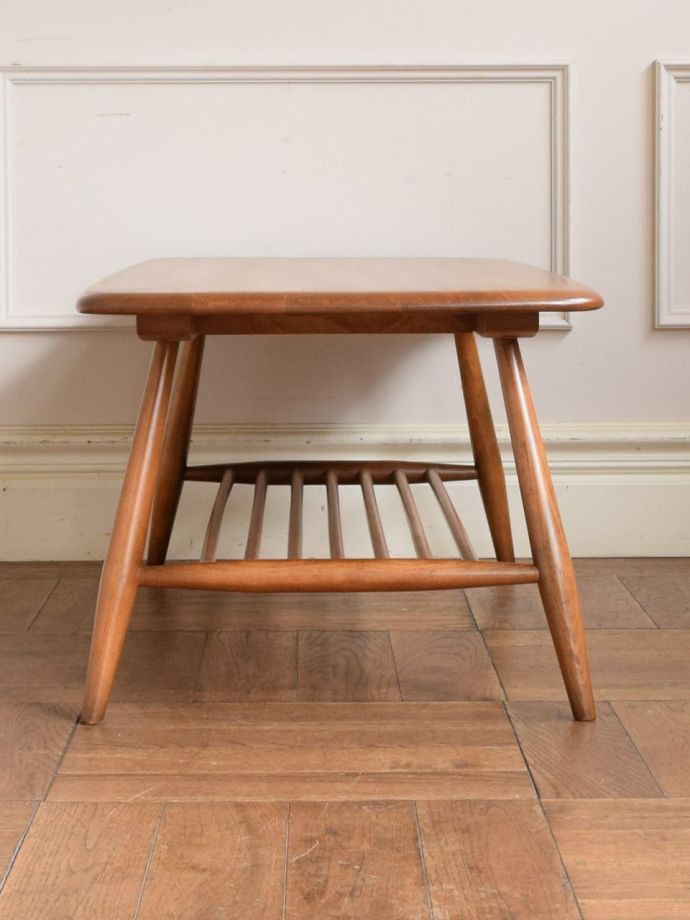 アーコールのコーヒーテーブルの側面