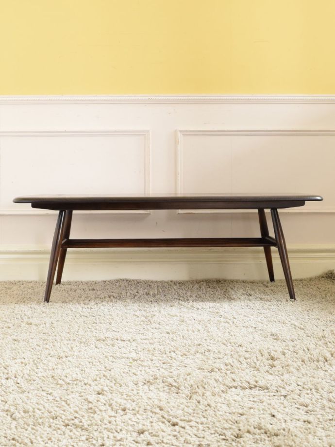 コーヒーテーブルの側面