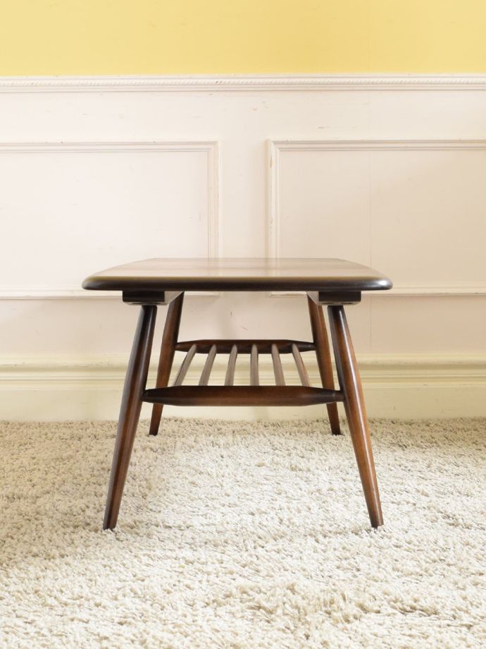 アーコールのコーヒーテーブルの側面