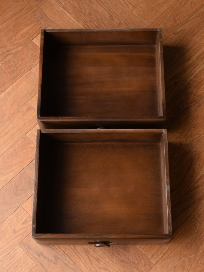 アンティーク家具の引き出しの中