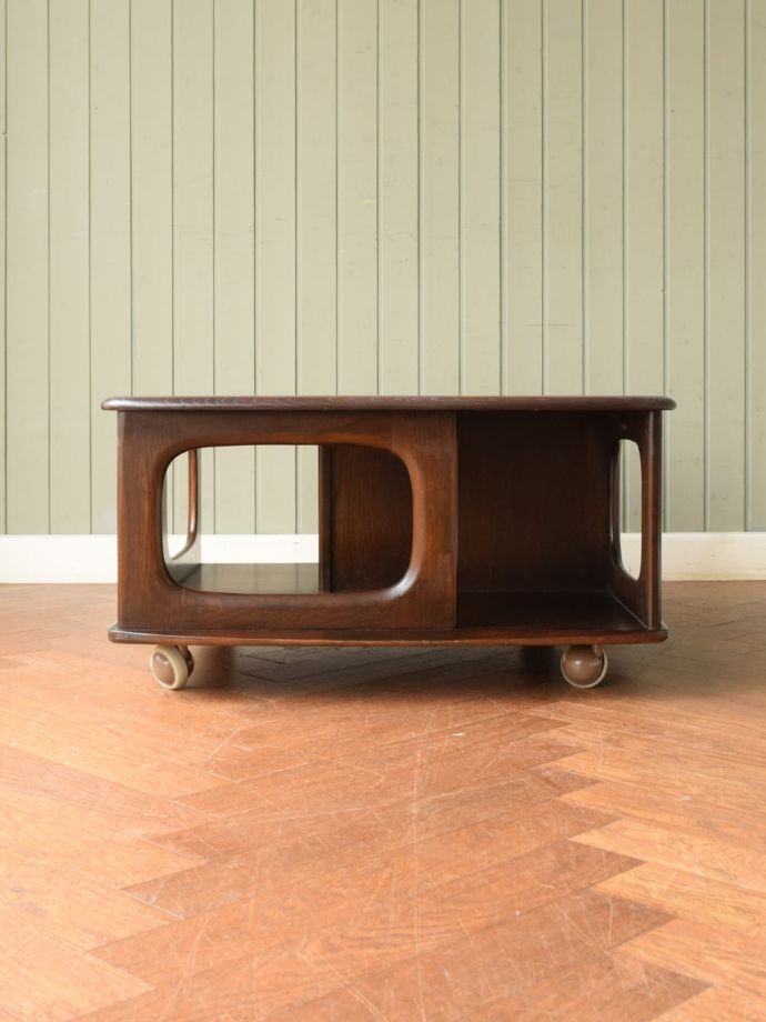 アーコールのコーヒーテーブルの側面