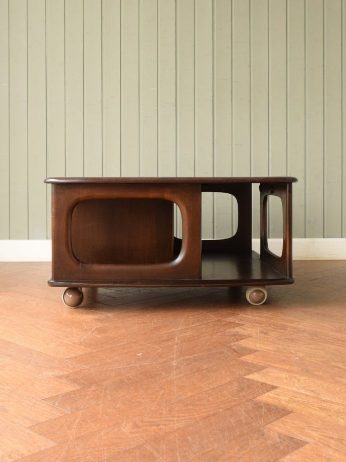 コーヒーテーブルの側面