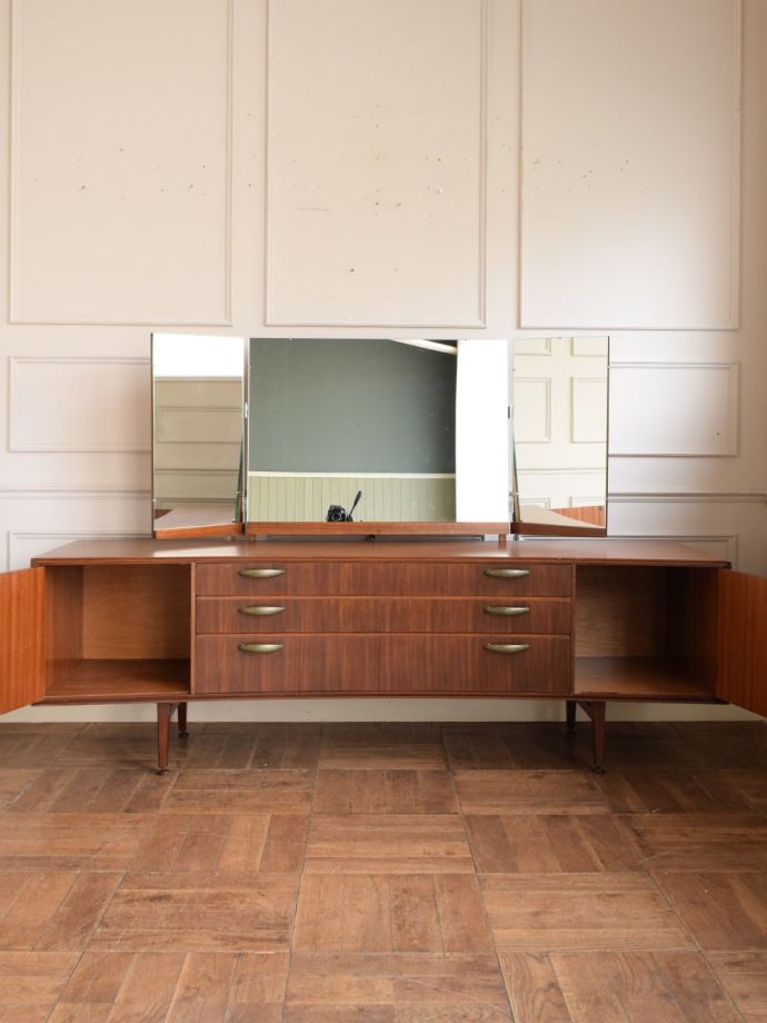 ビンテージ家具の扉の中