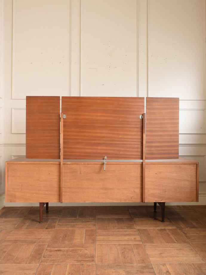 ドレッサーの後ろ姿