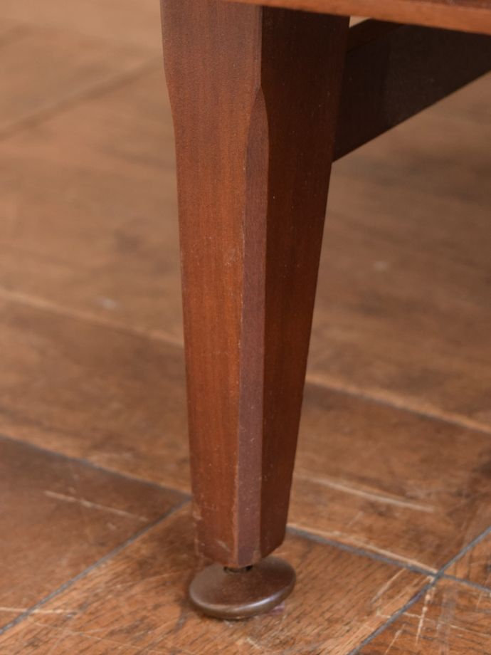 ビンテージドレッサーの脚