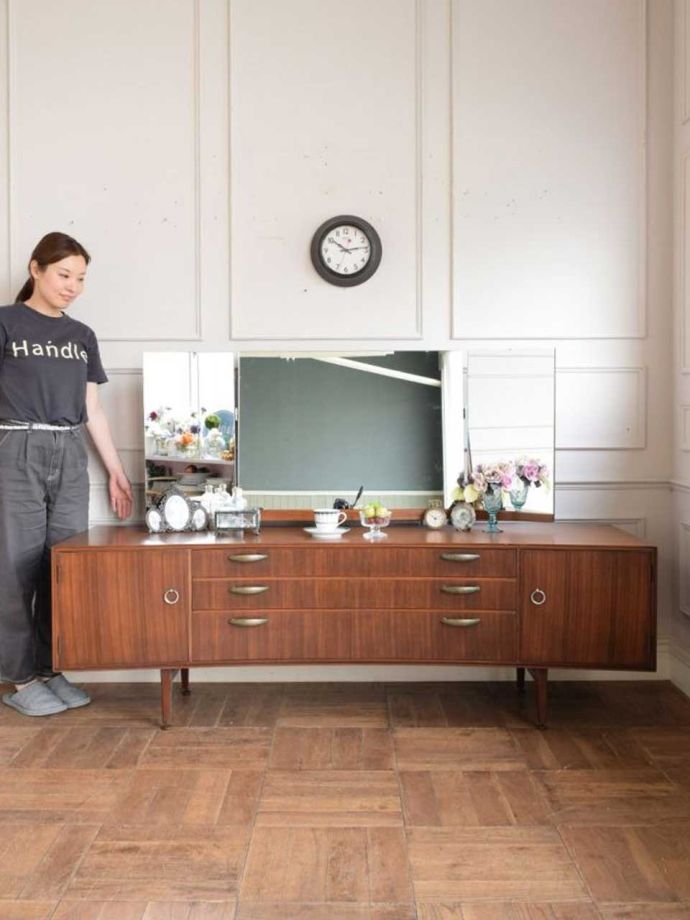 北欧スタイルのドレッサー