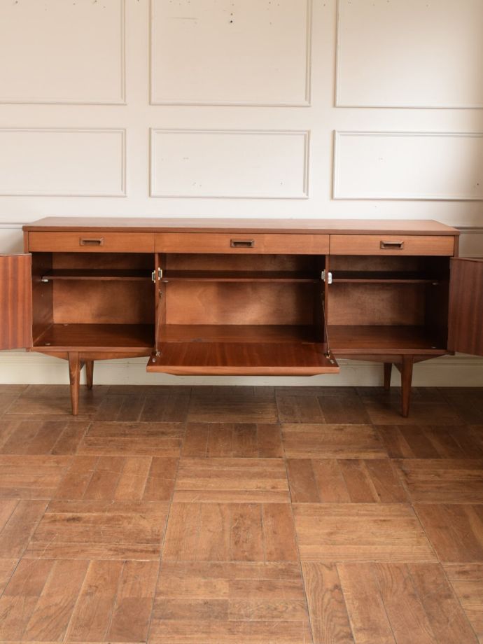 ビンテージ家具の扉の中