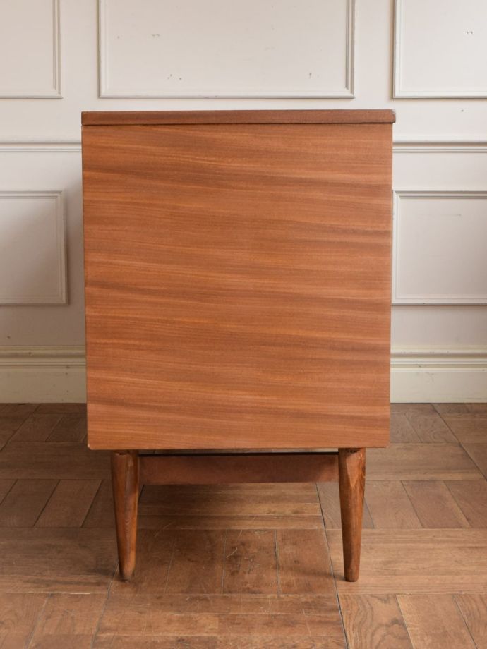 ビンテージ家具の側面